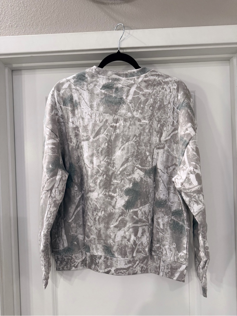 Lily & Lottie Faded Camo Crewneck Size Small White Turquoise Long Sleeve NEW - Picture 4 of 10